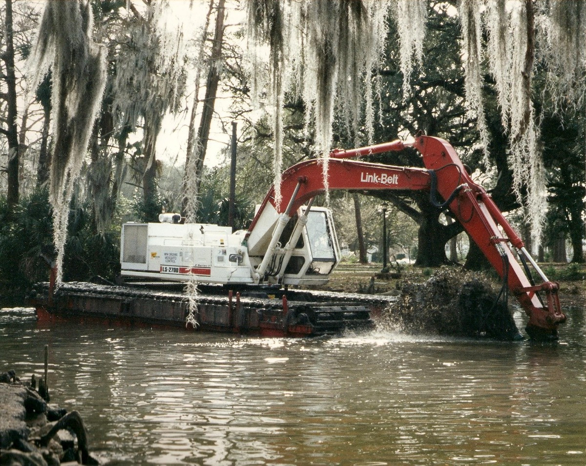 Amphibious Excavators Work in Deep Water